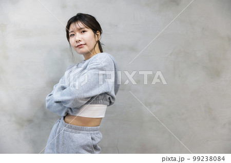 ダンスの練習イメージ　若い女性　ヒップホップ　ダンスイメージ 99238084