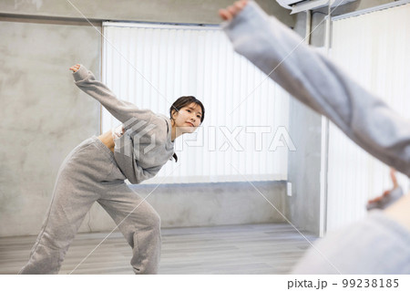 ダンススタジオで鏡を見て踊る若い女性　ダンス　ヒップホップイメージ 99238185