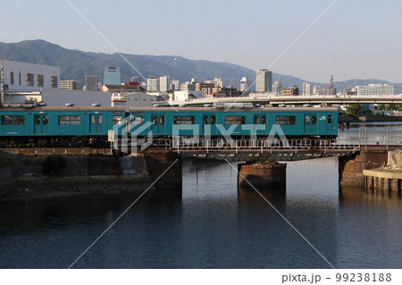 兵庫運河：和田旋回橋を渡る和田岬線103系電車 99238188