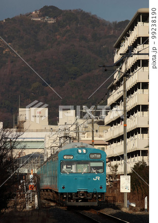 高取山と和田岬線103系電車 高取山と和田岬線103系電車 99238190