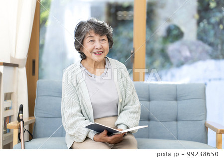 読書をするシニア女性 読書をするシニア女性 99238650