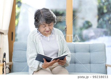 読書をするシニア女性 読書をするシニア女性 99238653