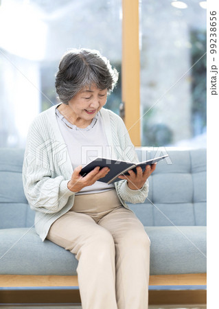 読書をするシニア女性 99238656