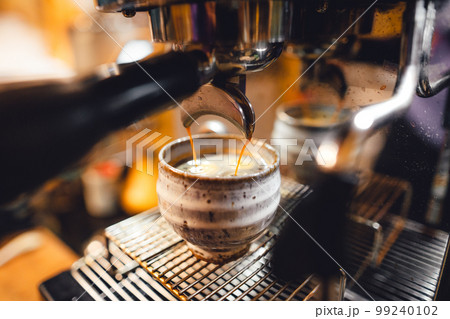 Hot coffee from the machine into the coffee cup 99240102