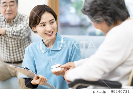 体調管理をする介護士 99240731