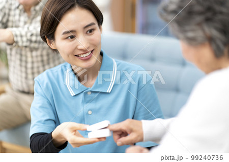 体調管理をする介護士 99240736