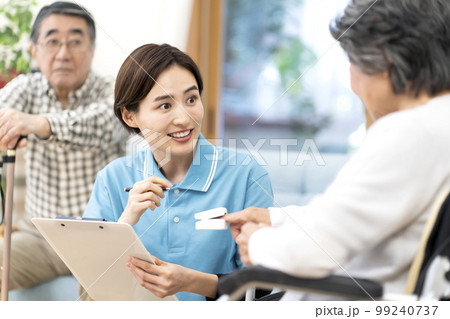 体調管理をする介護士 99240737