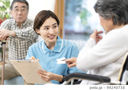 体調管理をする介護士 体調管理をする介護士 99240738