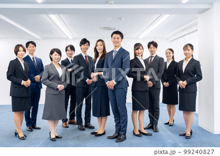 オフィス　ビジネス　会議　ビジネスマン　女性　男性　チーム　男女 99240827