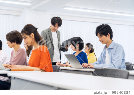 会議　セミナー　エンジニア　研修　講習　オフィスカジュアル　勉強会　ビジネス　オフィス 99240884