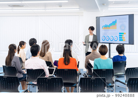 会議　セミナー　エンジニア　研修　講習　オフィスカジュアル　勉強会　ビジネス　オフィス 99240888