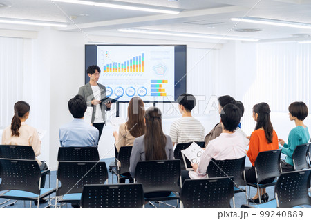 会議　セミナー　エンジニア　研修　講習　オフィスカジュアル　勉強会　ビジネス　オフィス 99240889