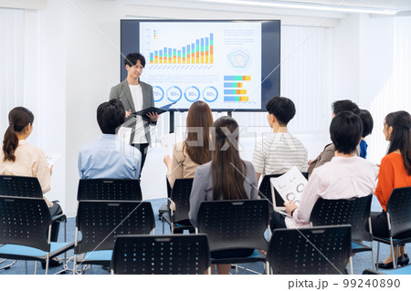 会議　セミナー　エンジニア　研修　講習　オフィスカジュアル　勉強会　ビジネス　オフィス 99240890