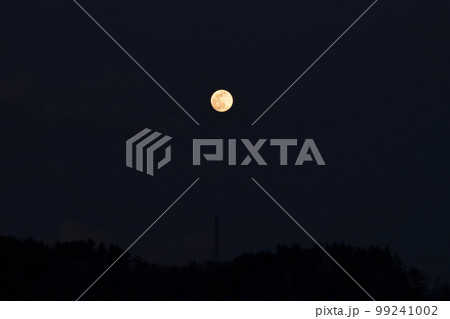 北杜市白州町、夕暮れの空に昇った月齢14.3の小望月 北杜市白州町、夕暮れの空に昇った月齢14.3の小望月 99241002