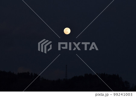 北杜市白州町、夕暮れの空に昇った月齢14.3の小望月 99241003