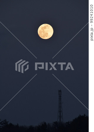 北杜市白州町、夕暮れの空に昇った月齢14.3の小望月 99241010