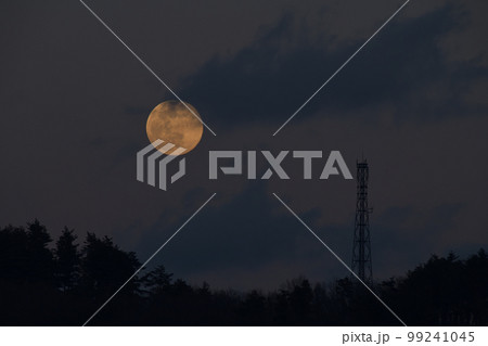北杜市白州町、夕暮れの空に昇った月齢14.3の小望月 99241045