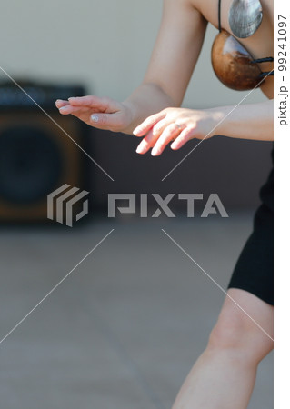 タヒチアンダンスを踊る女性の手 99241097