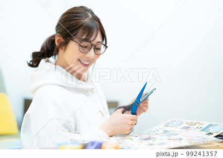 スクラップブックを作る女性 スクラップブックを作る女性 99241357