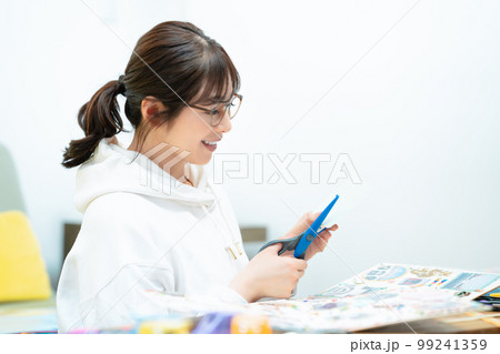 スクラップブックを作る女性 スクラップブックを作る女性 99241359
