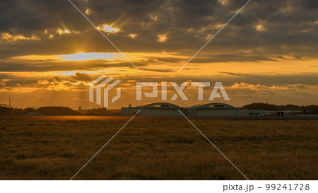 冬の朝の航空自衛隊基地 99241728