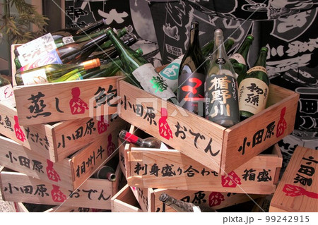 飲み屋さんのランダムに使い終わつた飲み終わった空き箱空き瓶を利用した店先のディスプレイ1 99242915