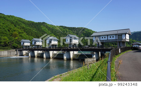 白壁・瓦屋根が美しい足羽川頭首工（福井県福井市） 99243348