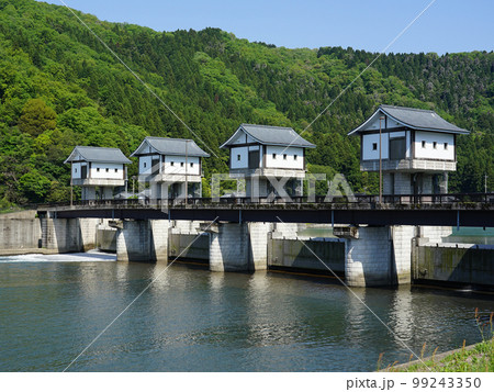 白壁・瓦屋根が美しい足羽川頭首工(福井県福井市) 白壁・瓦屋根が美しい足羽川頭首工(福井県福井市) 99243350