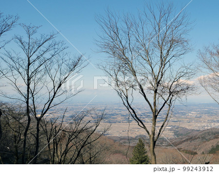 冬枯れの筑波山と奥久慈月居山。山は未だ眠りについたまま。それでも太陽の光は間違いなく春の予感。 冬枯れの筑波山と奥久慈月居山。山は未だ眠りについたまま。それでも太陽の光は間違いなく春の予感。 99243912