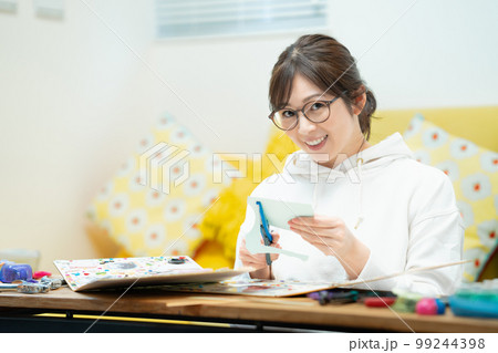 スクラップブックを作る女性 スクラップブックを作る女性 99244398