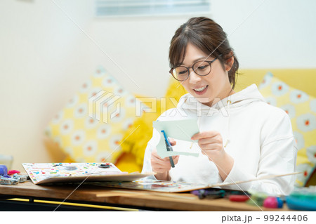 スクラップブックを作る女性 スクラップブックを作る女性 99244406
