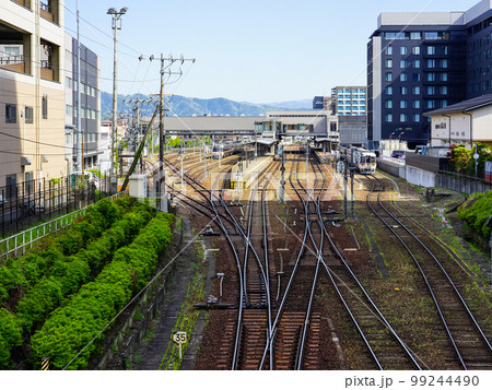 和風の駅舎が美しいJR高山駅(岐阜県高山市) 和風の駅舎が美しいJR高山駅(岐阜県高山市) 99244490