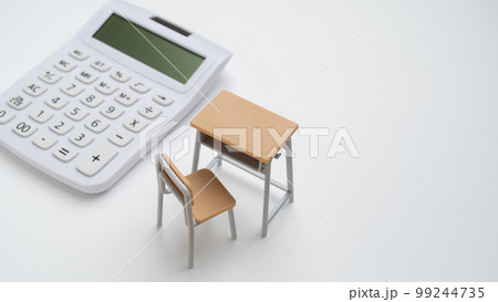 学校机と電卓 学費イメージ 学校机と電卓 学費イメージ 99244735