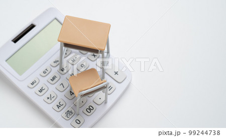 学校机と電卓　学費イメージ 99244738