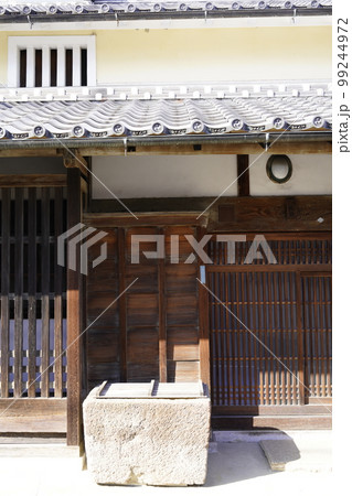 連子格子の有る古民家の風景 99244972
