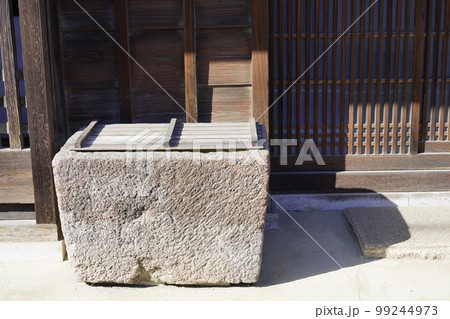 連子格子の有る古民家の風景 99244973