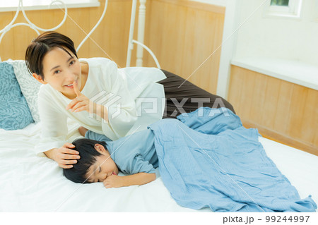 お昼寝　寝かしつけ 99244997