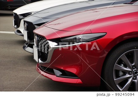 販売店に並ぶ車　マツダ3 99245094