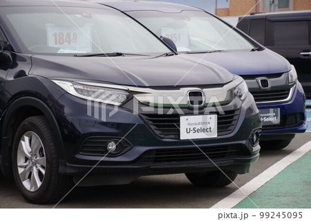 販売店に並ぶ車　ホンダの中古車 99245095