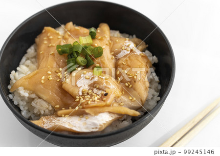 サーモンの漬け丼(麵汁とごま油) サーモンの漬け丼(麵汁とごま油) 99245146