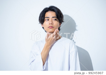 白いTシャツの男性 白いTシャツの男性 99245907