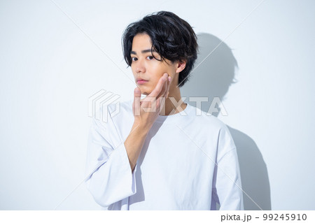 白いTシャツの男性 99245910