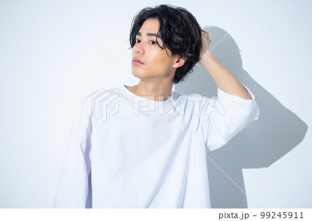 白いTシャツの男性 99245911