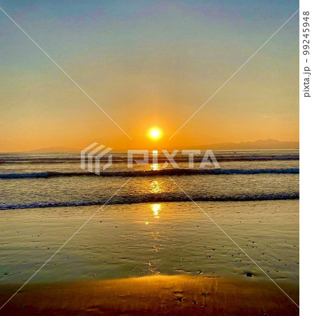 海に沈む夕陽 99245948