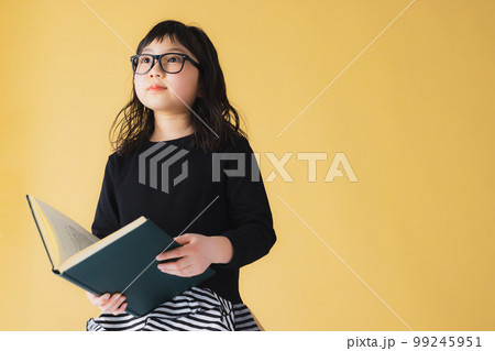 メガネをかけた小学生の女の子　 99245951