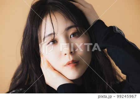 ロングヘアの女性 黒 ロングヘアの女性 黒 99245967