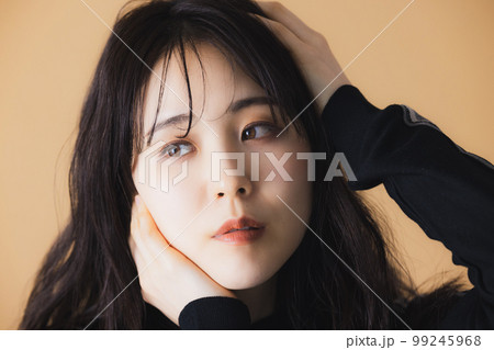 ロングヘアの女性 黒 ロングヘアの女性 黒 99245968