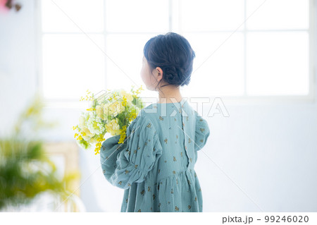 ミモザの花束を持った女の子 99246020