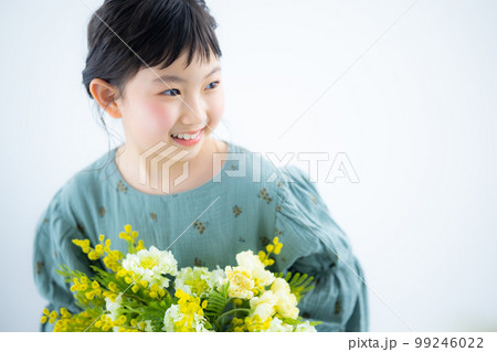 ミモザの花束を持った女の子 99246022