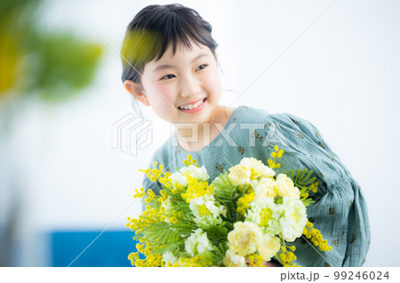 ミモザの花束を持った女の子 99246024